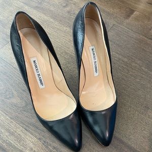 Manolo Blahnik Black Leather Pumps 37.5 EUC